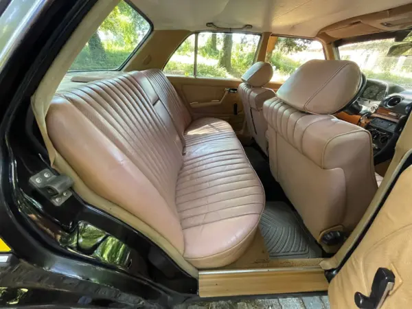 Mercedes-Benz 240 12