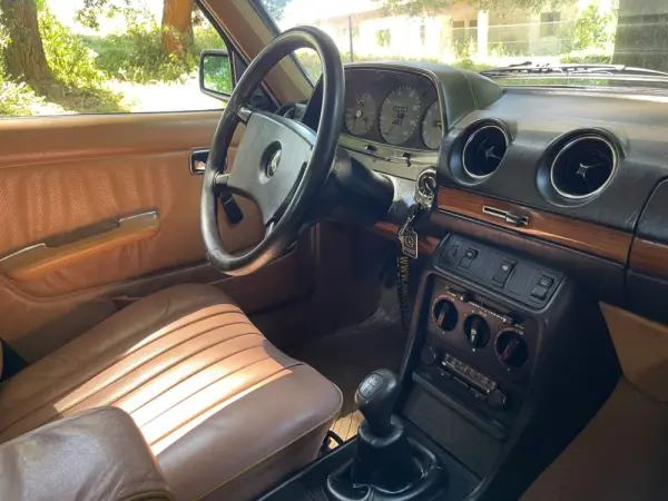 Mercedes-Benz 240 17
