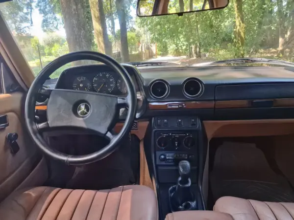 Mercedes-Benz 240 28