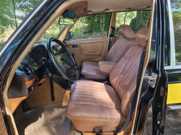 Mercedes-Benz 240 29