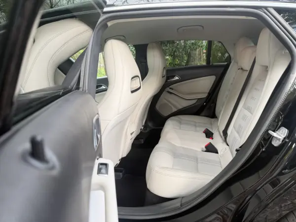 Mercedes-Benz CLA 180 d Shooting Brake Urban 12