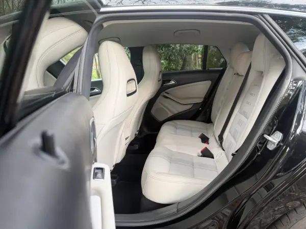 Mercedes-Benz CLA 180 d Shooting Brake Urban 31