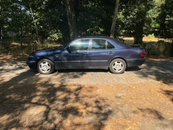 Mercedes-Benz E 300 TD Classic 9