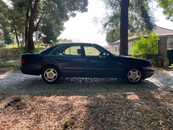 Mercedes-Benz E 300 TD Classic 8