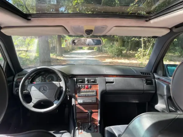 Mercedes-Benz E 300 TD Classic 10