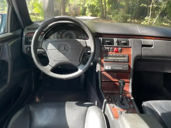 Mercedes-Benz E 300 TD Classic 11