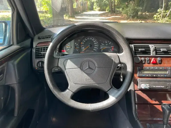 Mercedes-Benz E 300 TD Classic 13