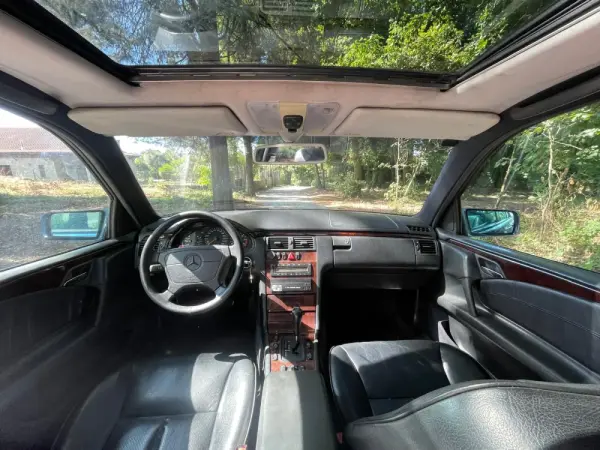 Mercedes-Benz E 300 TD Classic 14