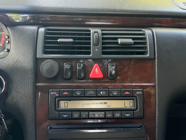 Mercedes-Benz E 300 TD Classic 20