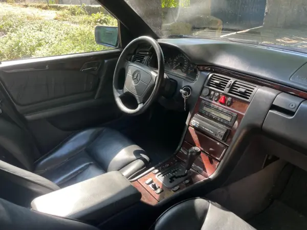 Mercedes-Benz E 300 TD Classic 15