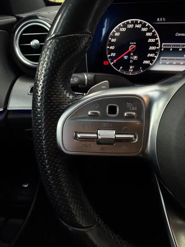 Mercedes-Benz E 300 de AMG Line 16