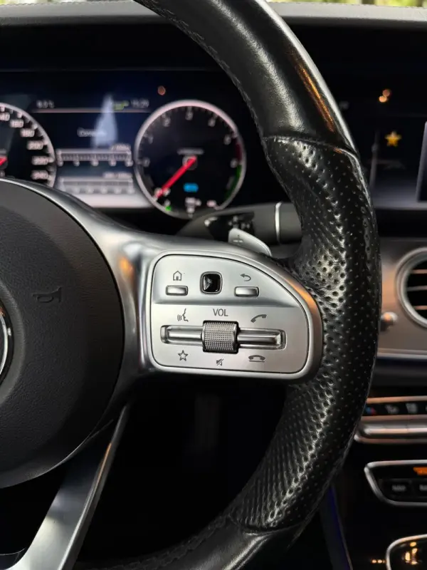 Mercedes-Benz E 300 de AMG Line 17