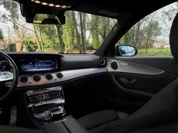 Mercedes-Benz E 300 de AMG Line 19