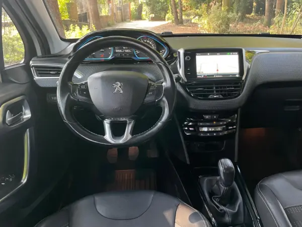 Peugeot 2008 1.2 PureTech Allure 11