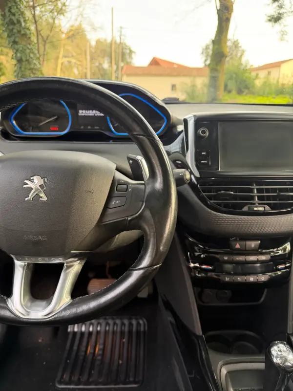 Peugeot 2008 1.2 PureTech Allure EAT6 23