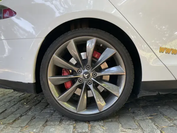 Tesla Model S 90D 11