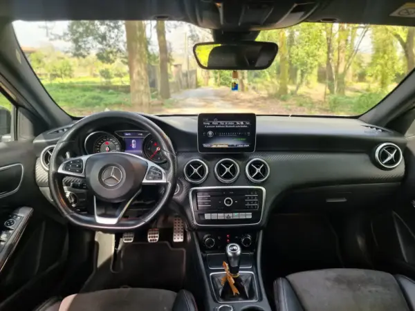 Mercedes-Benz A 180 d AMG Line 10