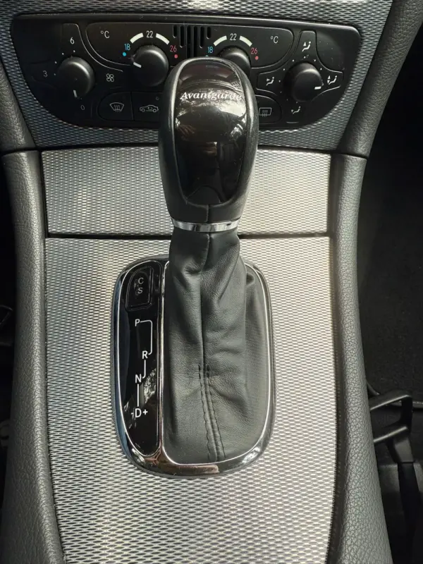Mercedes-Benz CLK 240 Outro 13