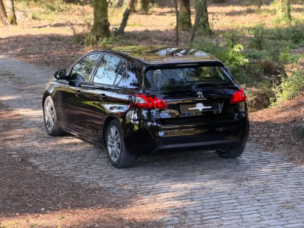 Peugeot 308 1.2 PureTech Allure EAT8 6