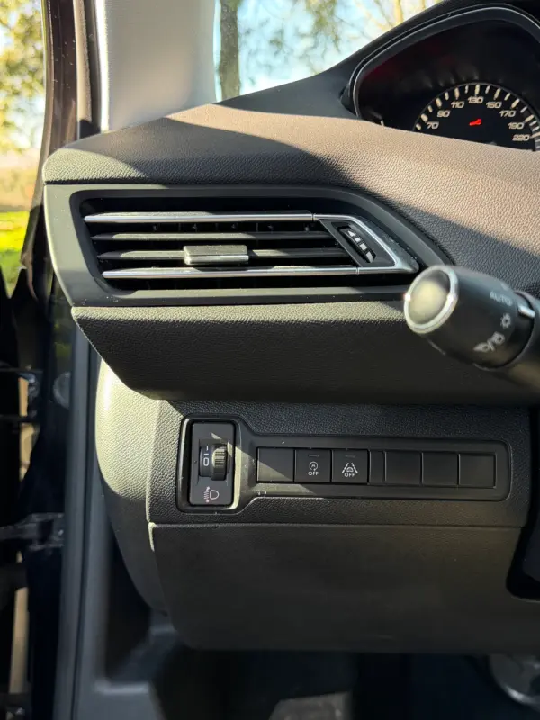 Peugeot 308 1.2 PureTech Allure EAT8 24