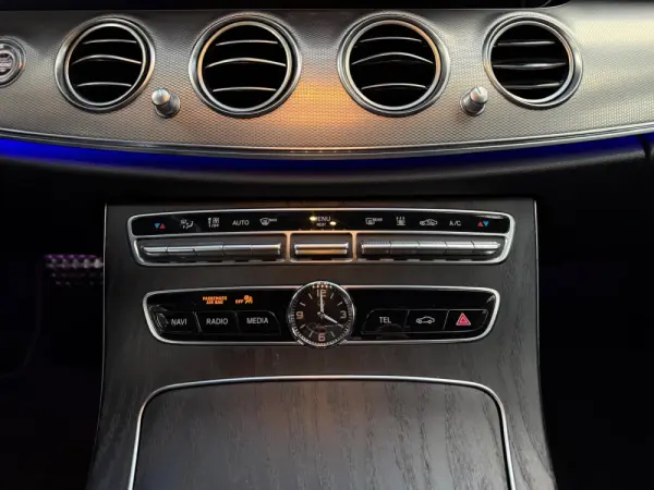 Mercedes-Benz E 300 de AMG Line 32