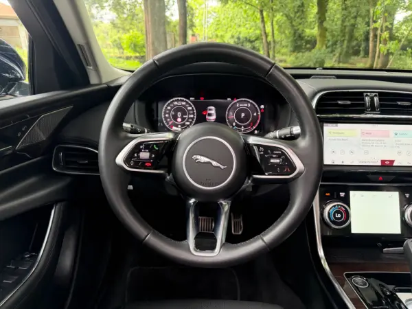 Jaguar XE 2.0 D R-Dynamic S 18
