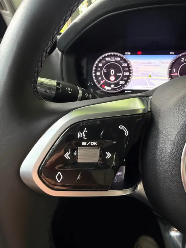 Jaguar XE 2.0 D R-Dynamic S 22