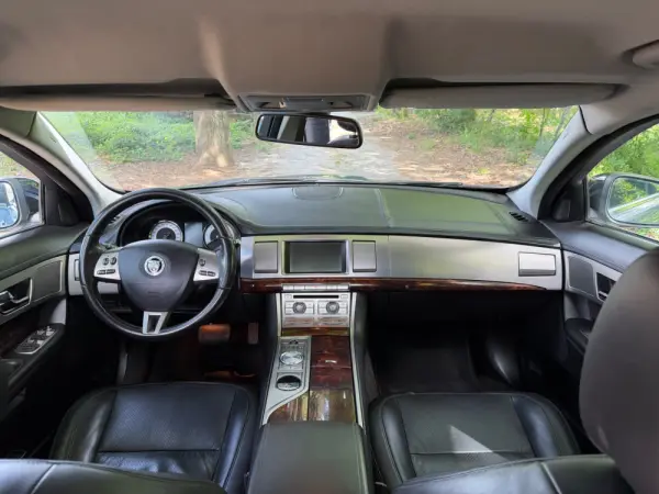 Jaguar XF 2.7 D V6 Premium Luxury 14