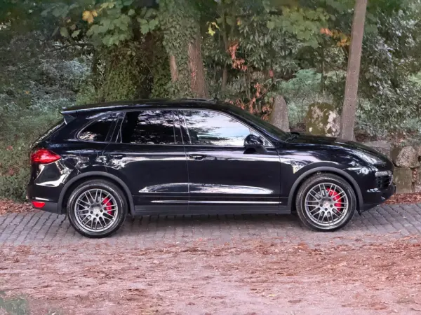 Porsche Cayenne Platinum Edition 8