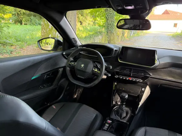 Peugeot 2008 1.2 PureTech Allure 10