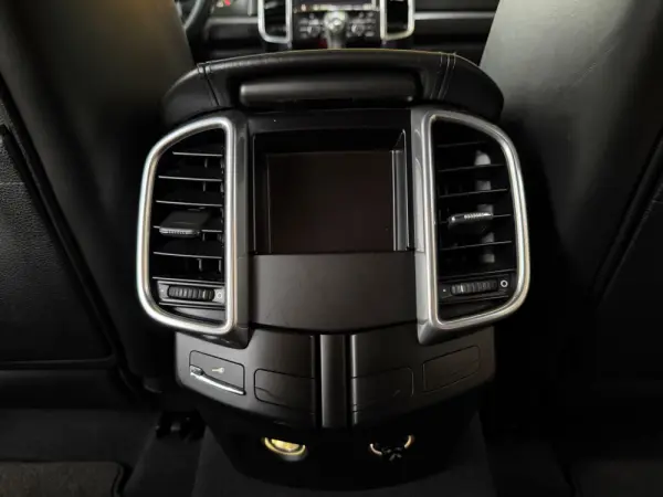 Porsche Cayenne Platinum Edition 36