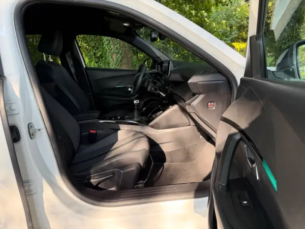Peugeot 2008 1.2 PureTech Allure 23