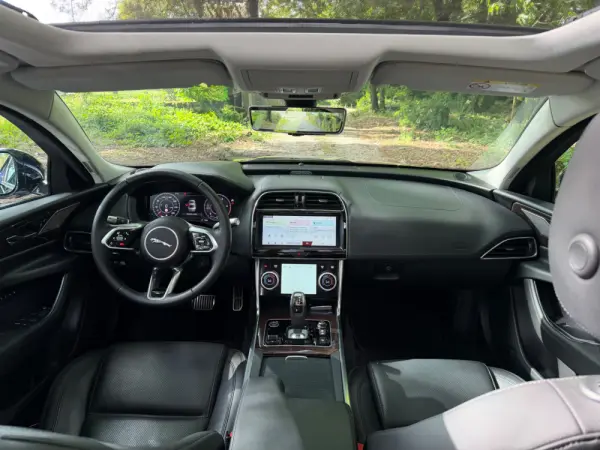 Jaguar XE 2.0 D R-Dynamic S 10