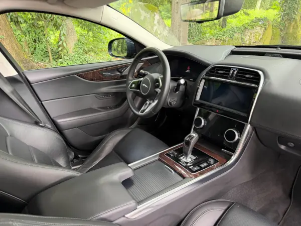 Jaguar XE 2.0 D R-Dynamic S 32