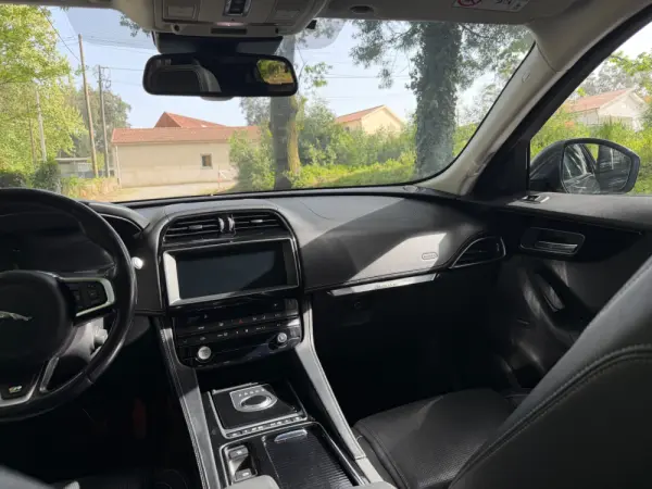 Jaguar F-Pace 15