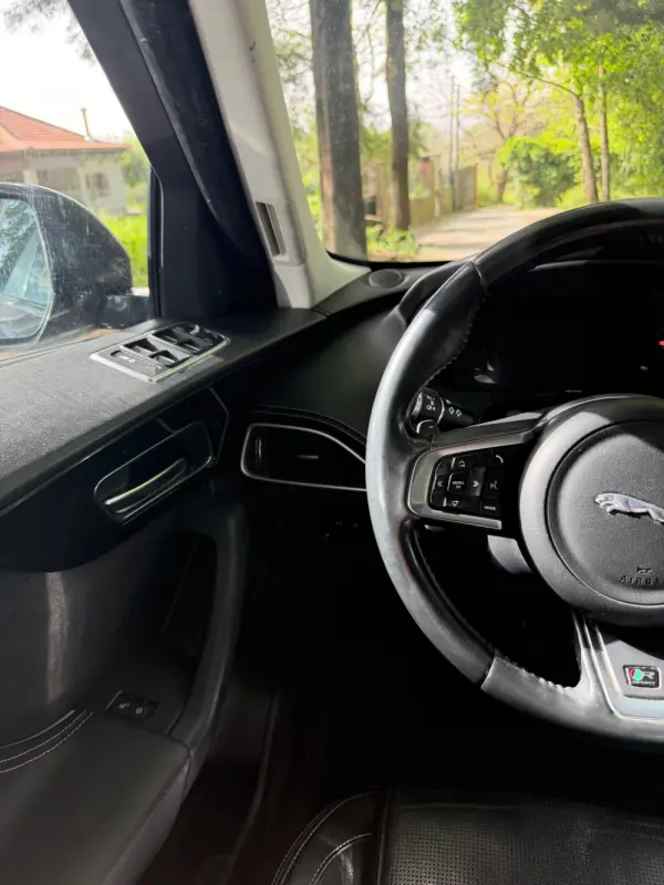 Jaguar F-Pace 33