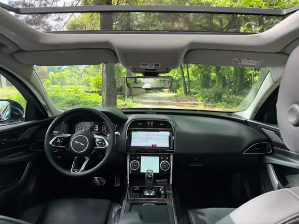 Jaguar XE 2.0 D R-Dynamic S 11