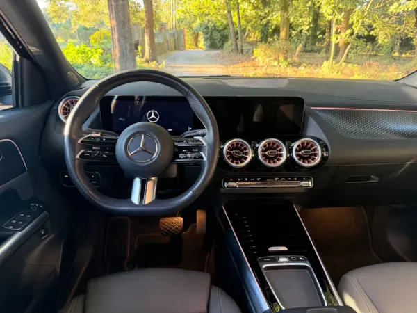 Mercedes-Benz EQA 300 4Matic AMG Line 11