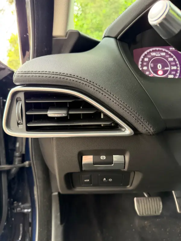Jaguar XE 2.0 D R-Dynamic S 37