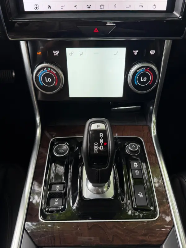 Jaguar XE 2.0 D R-Dynamic S 21
