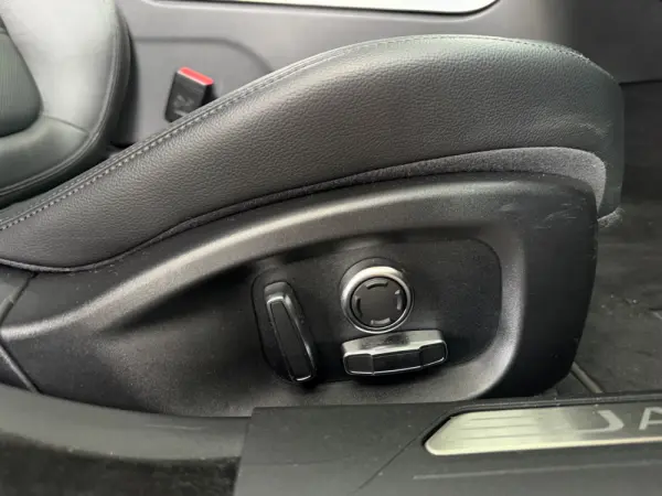 Jaguar XE 2.0 D R-Dynamic S 31