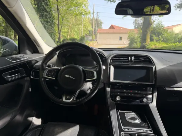 Jaguar F-Pace 13