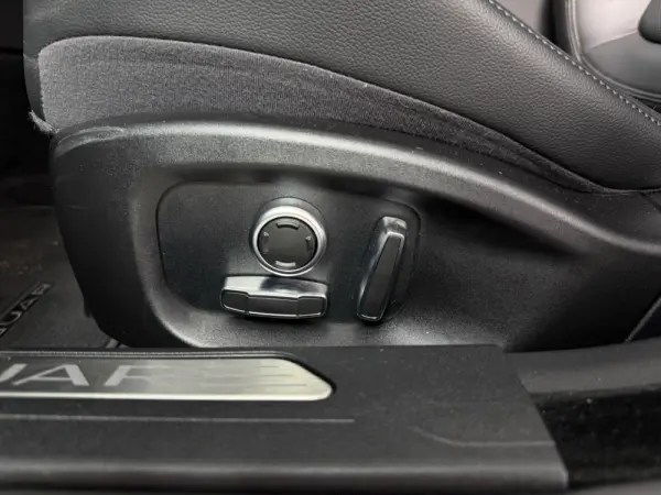 Jaguar XE 2.0 D R-Dynamic S 30