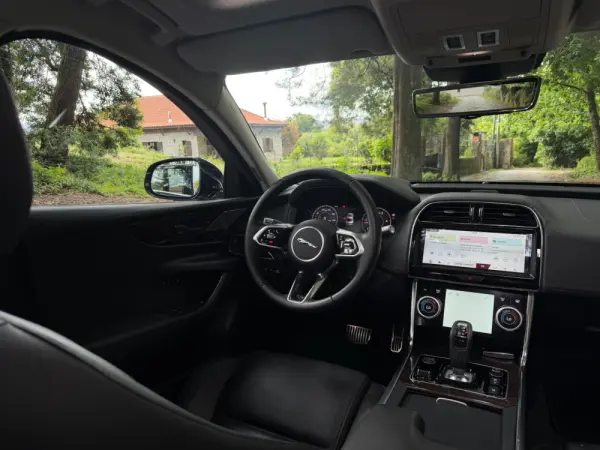 Jaguar XE 2.0 D R-Dynamic S 16