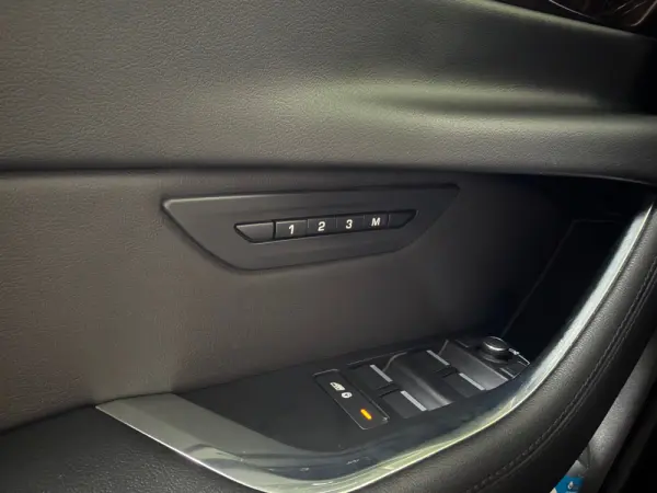 Jaguar XE 2.0 D R-Dynamic S 38
