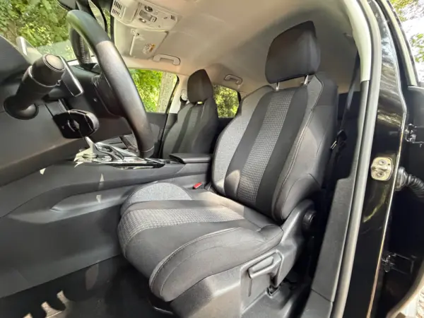 Peugeot 3008 1.2 PureTech Allure Pack EAT8 46
