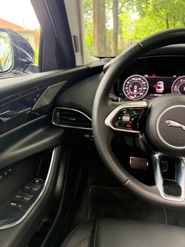 Jaguar XE 2.0 D R-Dynamic S 17