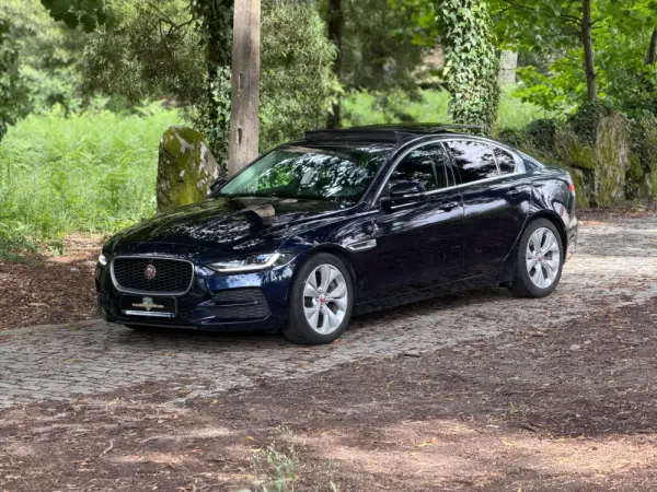Jaguar XE 2.0 D R-Dynamic S 4