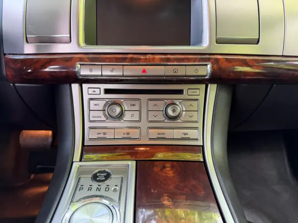 Jaguar XF 2.7 D V6 Premium Luxury 21