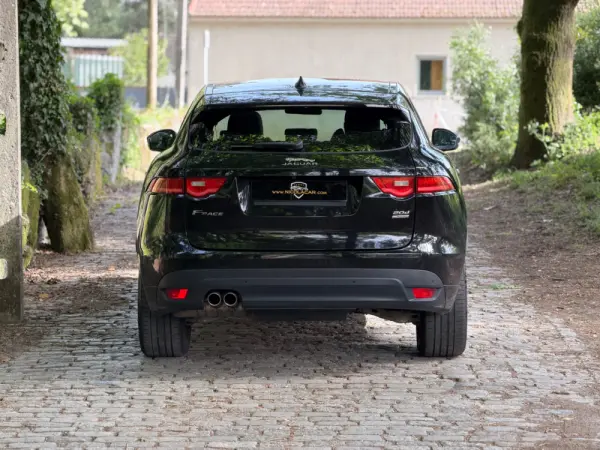 Jaguar F-Pace 16